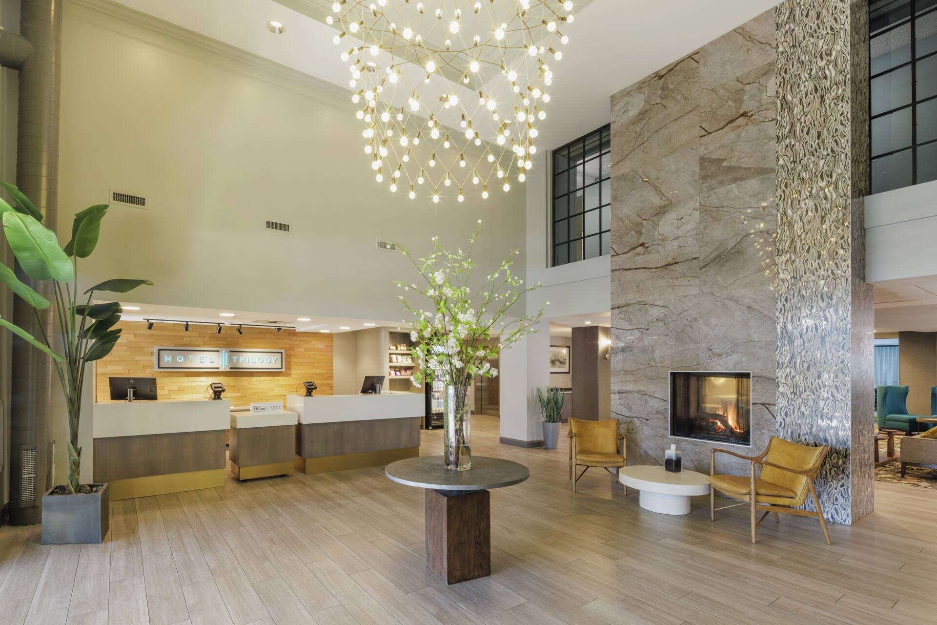 Hotel Trilogy, Tapestry Collection by Hilton, Latham, NY: Lobby and front desk