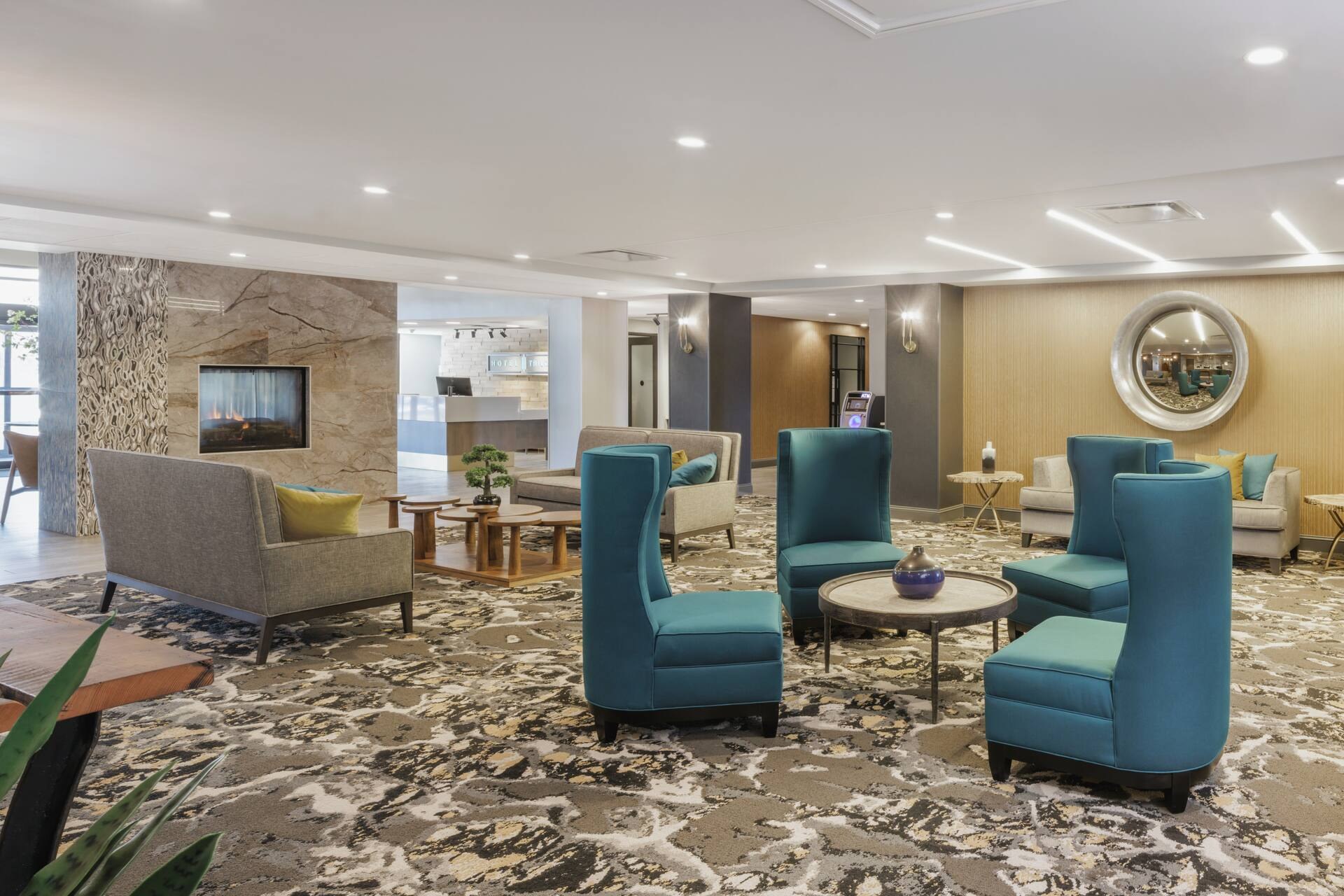 Hotel Trilogy, Tapestry Collection by Hilton, Latham, NY: Lobby lounge