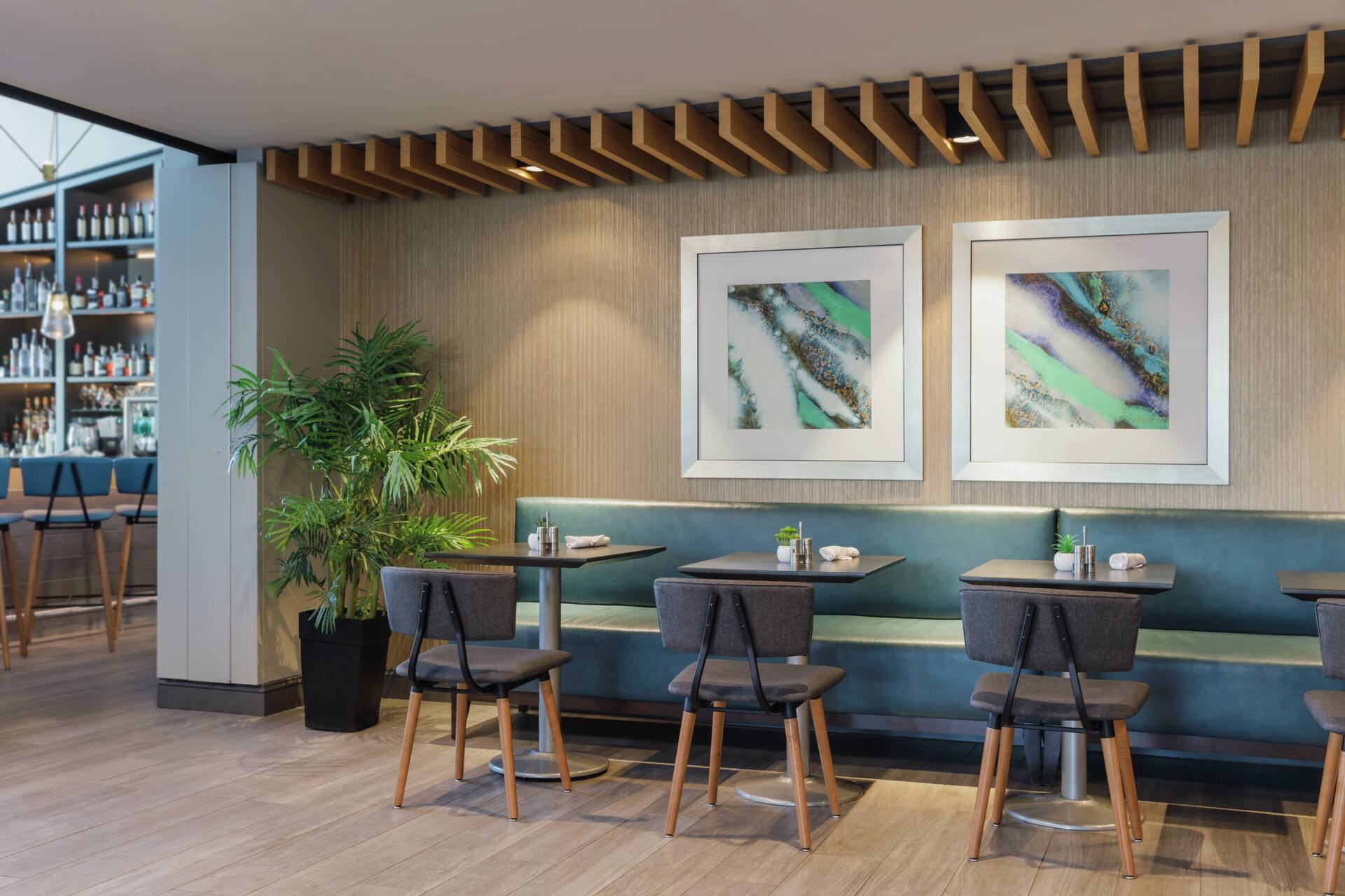 Hotel Trilogy, Tapestry Collection by Hilton, Latham, NY: Restaurant seating