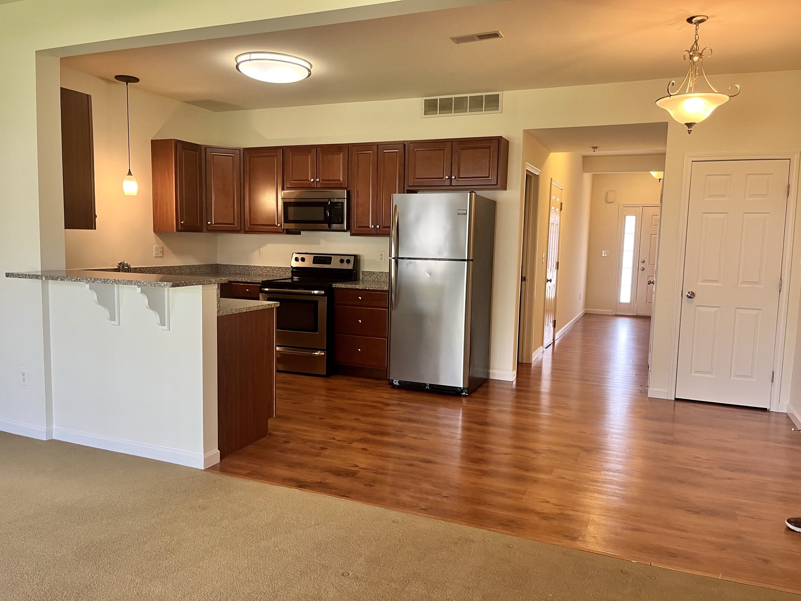 Ridgeview Townhomes, Gansevoort, NY: Open kitchen with breakfast bar