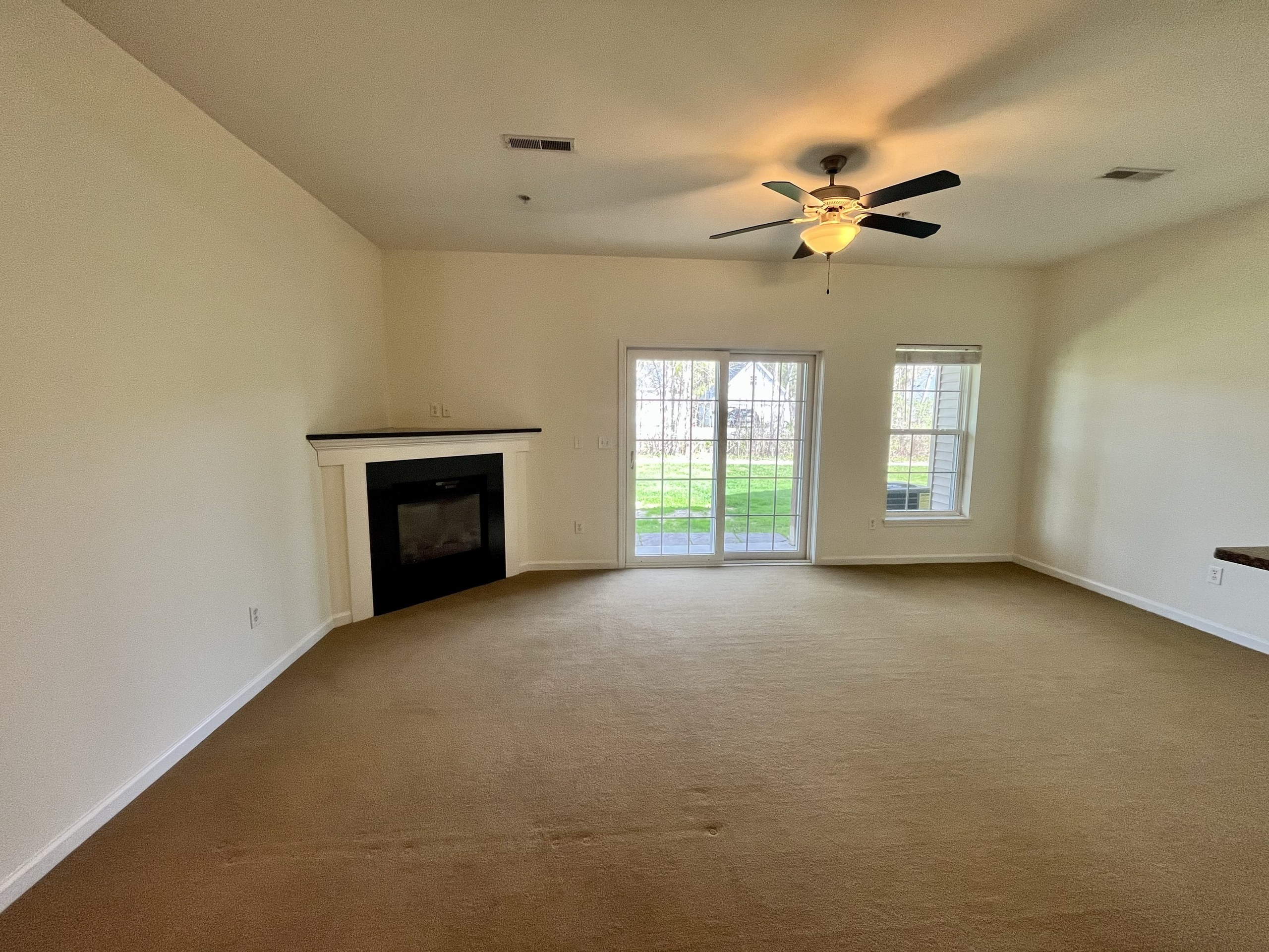Ridgeview Townhomes, Gansevoort, NY: Living room with corner fireplace